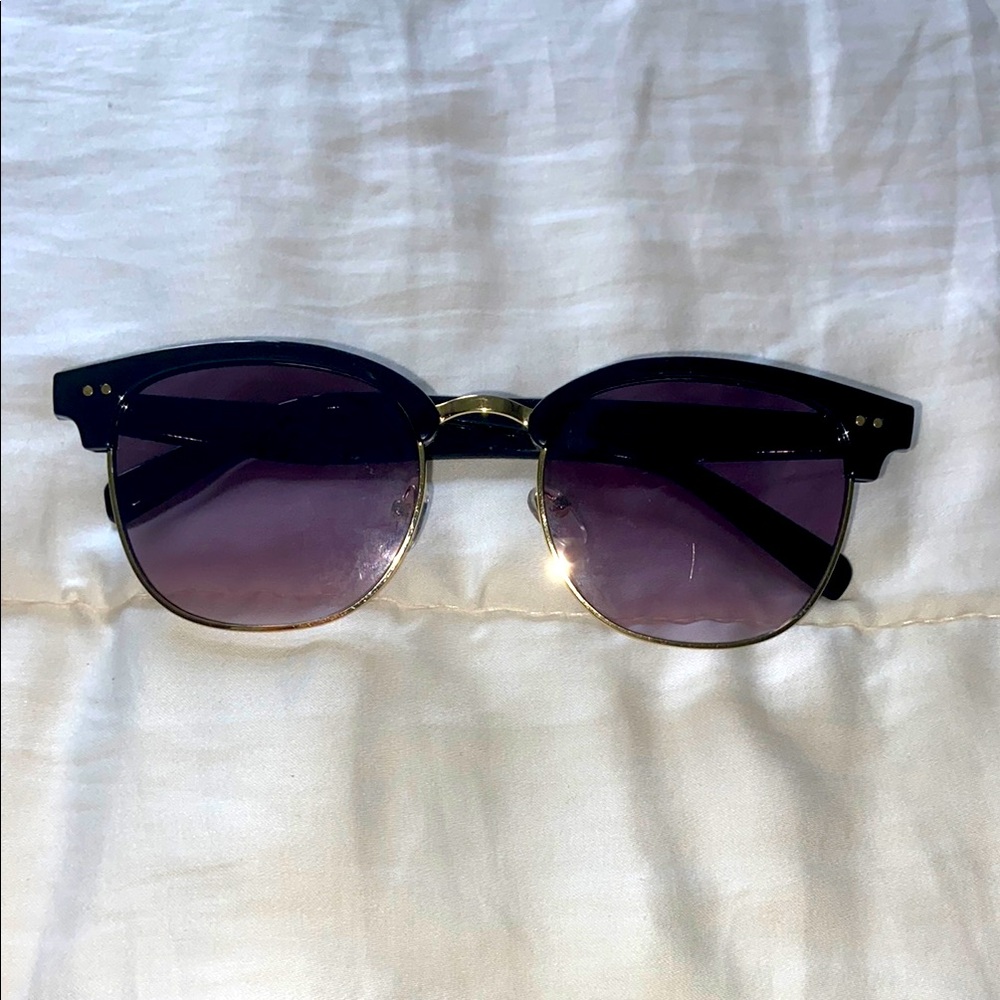 Stylish Black and Gold Sunglasses

LAST CHANCE TO BUY BEFORE IT GETS DONATED!